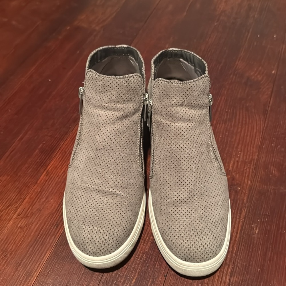 Cushionaire High Top Sneakers - Picture 2 of 6